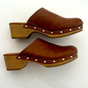Universal Thread size 7 Women’s Indra Brown Faux Leather Slip On Heels Clogs.